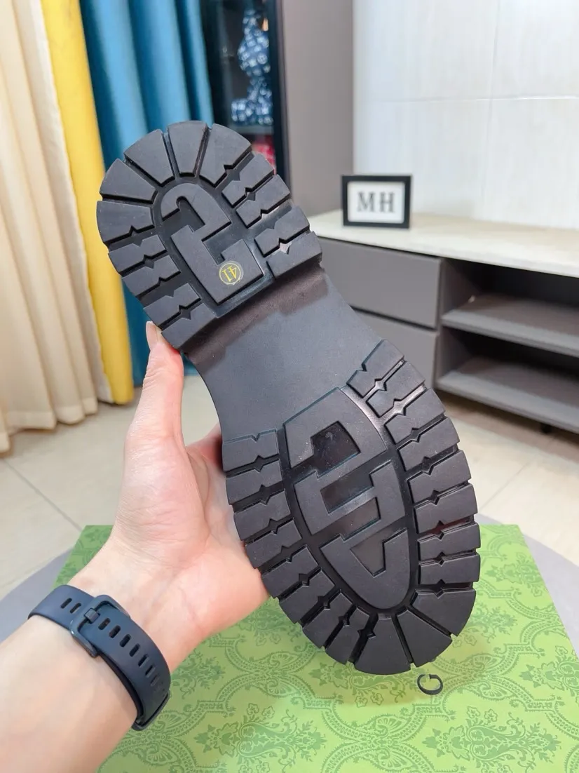 Men's shoes 💰540🌸🌸 (GUCCI) [cow lining plus velvet optional] [can be made without standard] New product Martin boots imported from Canada with full top layer high mercerized frosted fabric, punched using 3D digital technology, high-end and classy, ​​versatile to wear, full of three-dimensionality, close pictures will make you obsessed with the leather. You can't extricate yourself ~ the best on the market.          Fabric: Cowhide/Embossed Lining: Cowhide.          Please make a note when placing an order, sizes: 38-44 (37, 45, 46 can be customized and cannot be returned or exchanged) 5 colors available; black, gray, khaki, coffee, and earthy yellow